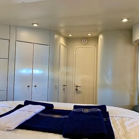 Botel Yacht 18m Sunseeker In Mallorca Mit Fruehstueck & Bordcrew